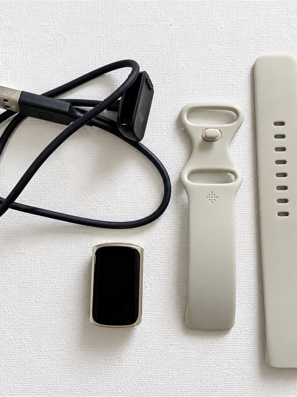 Fitbit Charge 5 Fitness Tracker Lunar White Soft Gold GPS w/ Band & Charger